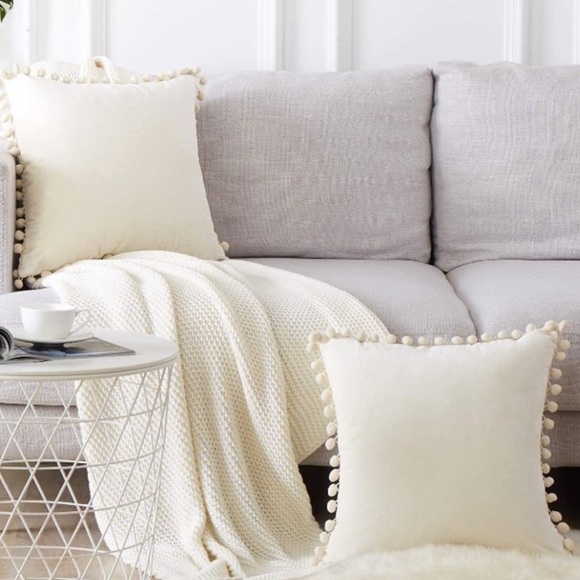 Shabbychic trendy Pompom Throw Pillow deco…
